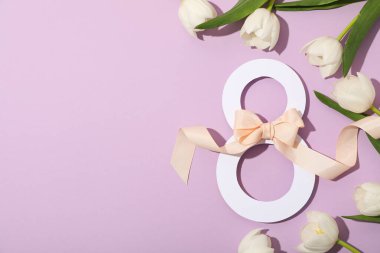 Kağıt sekizinci kesiği taze tjuspans ile kesiyor.