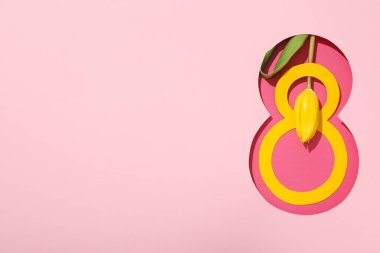 Kağıt sekizinci kesiği taze tjuspans ile kesiyor.