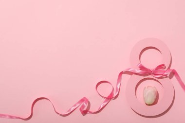 Sekiz numaralı kağıt, güzel bir saten kurdeleyle.