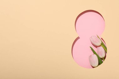 Kağıt sekizinci kesiği taze tjuspans ile kesiyor.