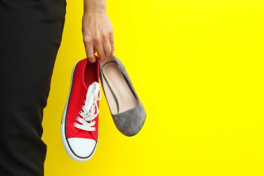 İş hayatı dengesi, günlük ve ofis ayakkabısı kavramı.