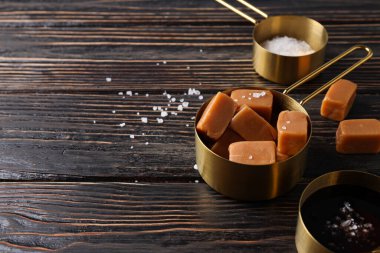 Tahta bir masada tuzlu karamelli küp