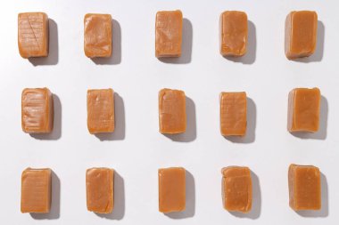 Beyaz arkaplanda tuzlu karamel küpleri