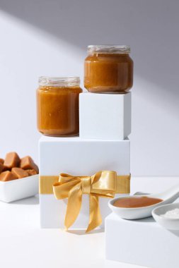 Kavanozda tuzlu karamel ve hediye.