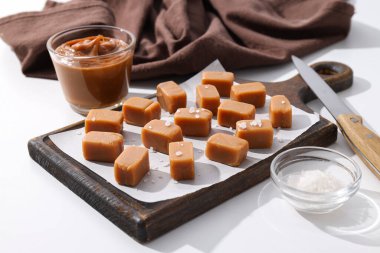 Tahtadaki tuzlu karamel küpleri.