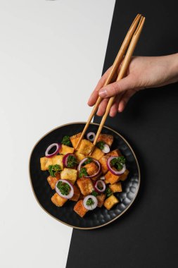 Kızarmış tofu, lezzetli ve lezzetli kızarmış yemek, lezzetli yemekler.