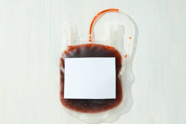 Beyaz ahşap arka planda donör kanı olan çanta.