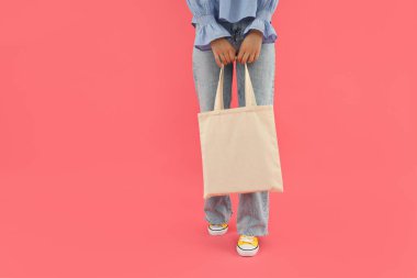 Elinde çantasıyla çekici bir genç kız.