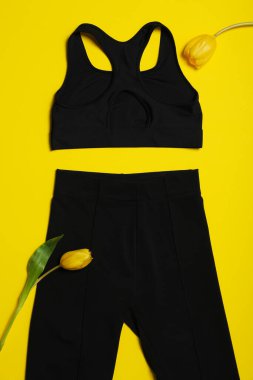 Hafif arka planda bahar çiçekli spor aksesuarları..