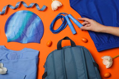 Hafif arka planda bahar çiçekli spor aksesuarları..