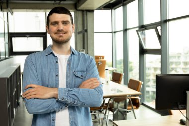 Mutlu genç girişimci çalışma alanında gülümsüyor