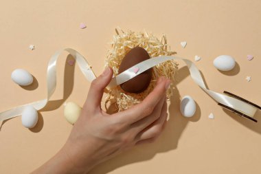 Dekoratif bir yuvada çikolata yumurtası