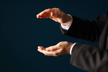 İş adamının eli karanlık bir arkaplanda.