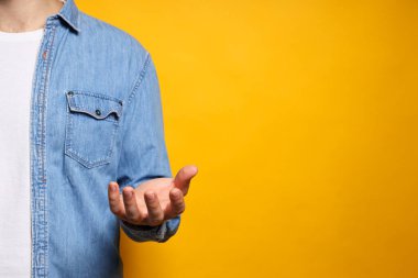 Sarı arka planda erkek eli.