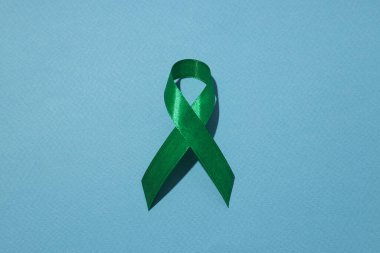 Sağlık hizmeti konsepti, mavi arka planda böbrekler..