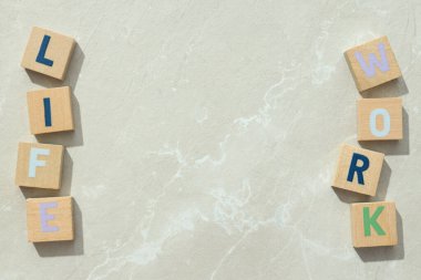 Çalışma-yaşam dengesi konsepti, görsel semboller, hafif arka plan.