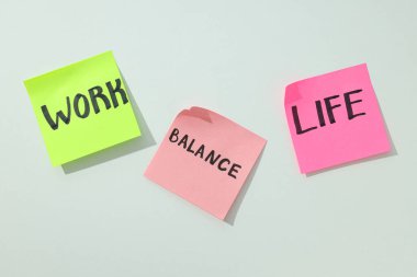 İş-yaşam dengesi kavramı, bir kağıt parçasına yazmak..