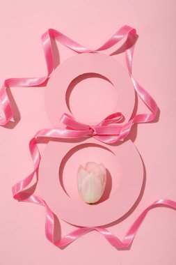 Sekiz numaralı kağıt, güzel bir saten kurdeleyle.