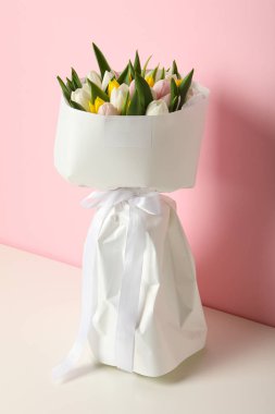 Hafif arka planda bir buket taze lale.