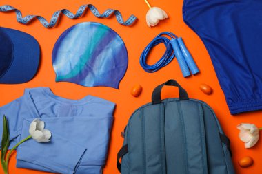 Hafif arka planda bahar çiçekli spor aksesuarları..