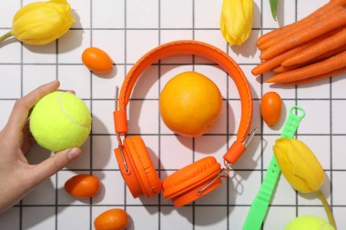 Hafif karalanmış arka planda çiçekli spor araçları.