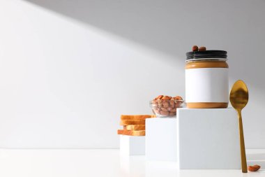 Cam bir kavanozda, arka planda fıstık ezmesi..