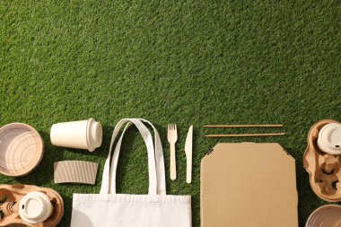 Yiyecek teslimatı için ekolojik ambalaj, çimlerin üzerinde..