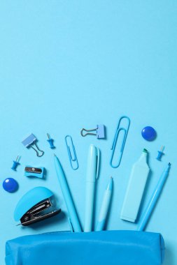 Tek renkli kırtasiye, mavi renk.