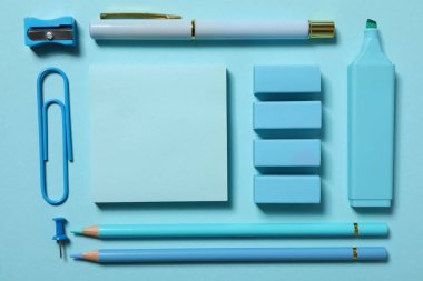 Tek renkli kırtasiye, mavi renk.