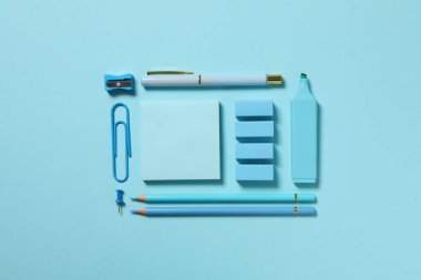 Tek renkli kırtasiye, mavi renk.