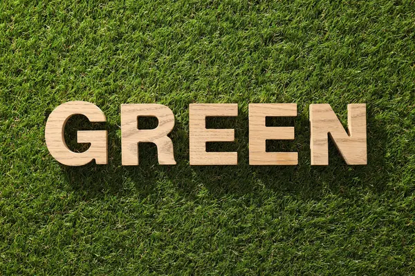 Taze kesilmiş çimenlerin üzerinde 