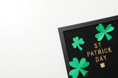 Beyaz zemin üzerinde altın harfler ve kağıt yonca yaprağı olan siyah harfler tahtası, metin için boşluk