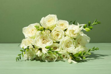 Yeşil arka planda taze, güzel çiçekler..