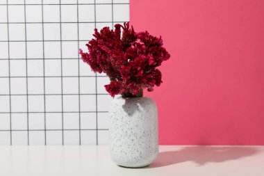 Pembe arka planda güzel, taze çiçekler..