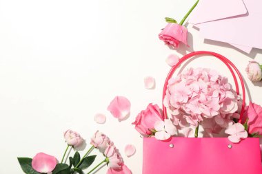 Güzel, pembe çiçekler beyaz arka planda.