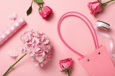 Pembe arka planda güzel, taze çiçekler..