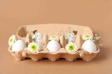 Karton bir kutuda çiçekli yumurtalar.