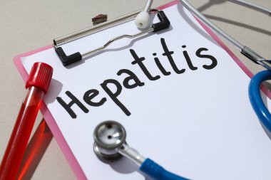 Gri arkaplanda Hepatit ve steteskop yazan dizin, kapat
