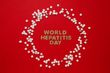 Kırmızı arkaplanda metin ve haplar, üst görünüm