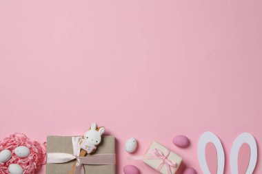 Yuvada çikolatalı yumurta ve hediye.