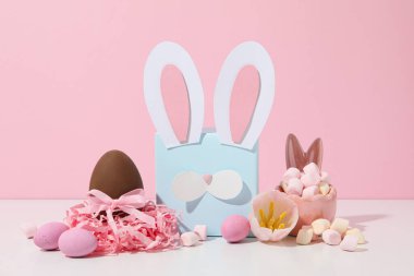 Tavşan kulaklı ve çikolatalı mavi hediye kutusu.