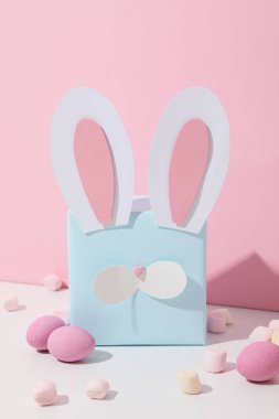 Tavşan kulaklı ve çikolatalı mavi hediye kutusu.