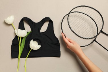 Hafif arka planda bahar çiçekli spor aksesuarları..