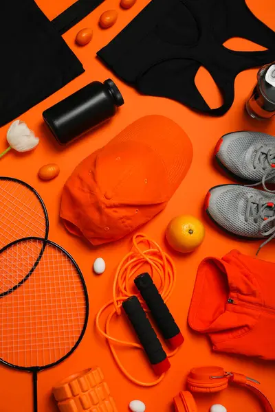 Hafif arka planda bahar çiçekli spor aksesuarları..