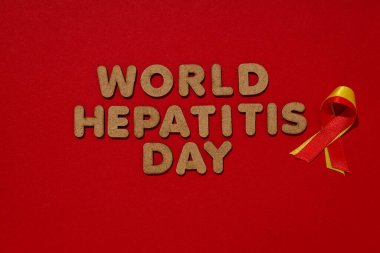 Kırmızı arkaplanda metin ve kurdele, üst görünümde