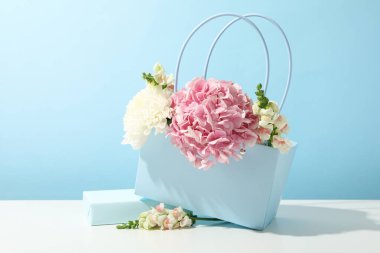 Güzel, mavi arka planda taze çiçekler.