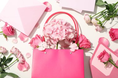 Güzel, pembe çiçekler beyaz arka planda.