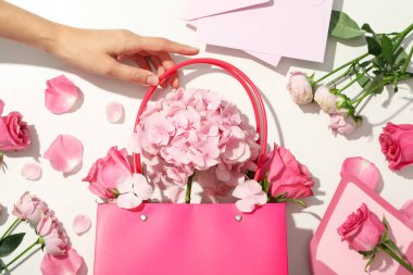 Güzel, pembe çiçekler beyaz arka planda.