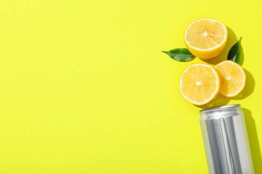 Taze limon dilimleri olan metal bir kutu.