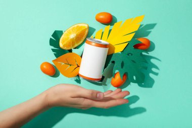 Taze kesilmiş sulu limonlu metal kutular.